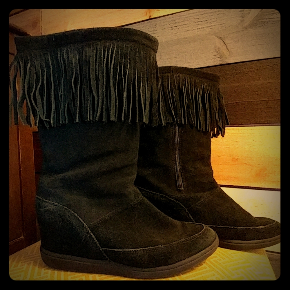 Fringe suede boots in black